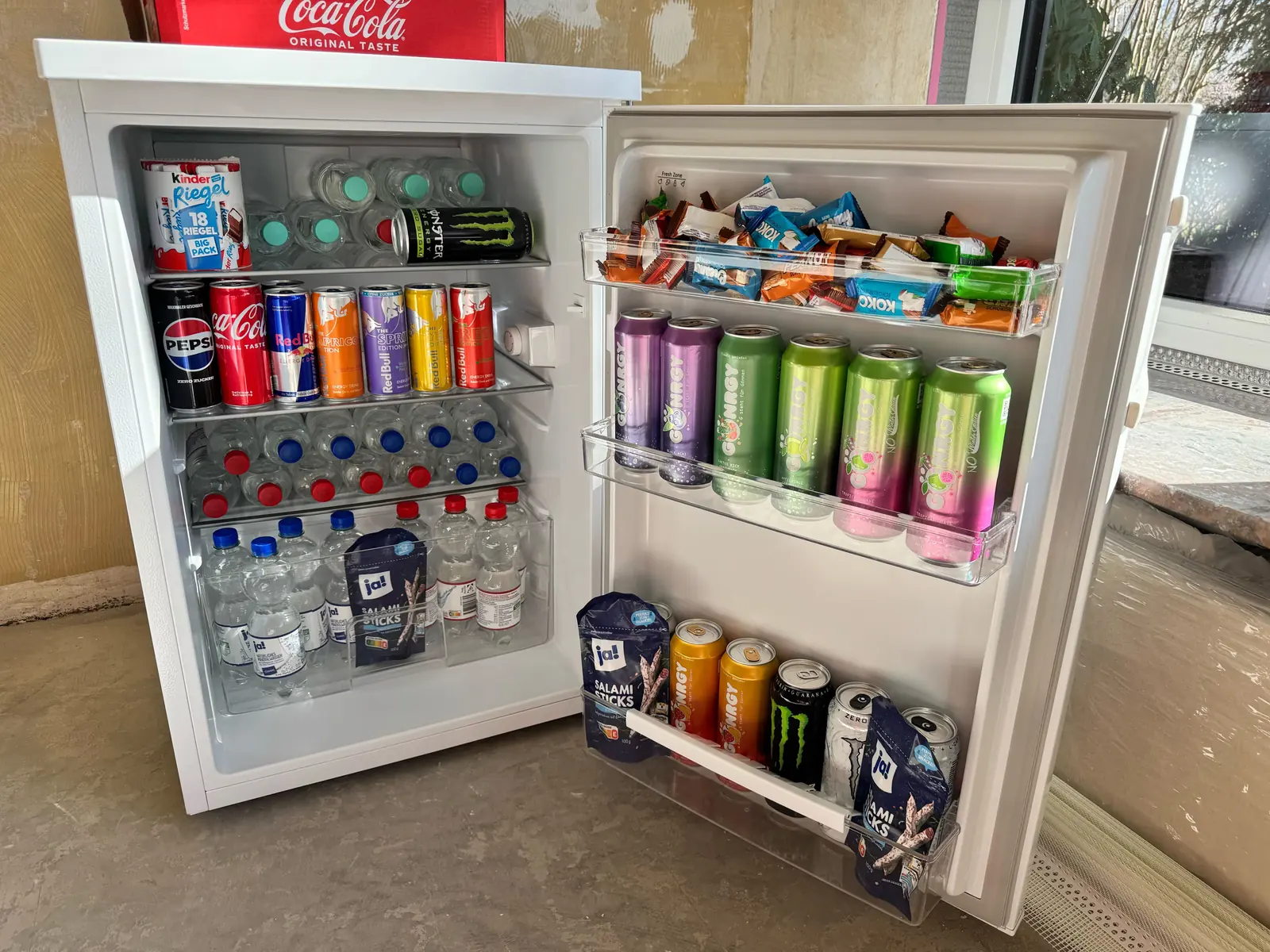 Der Baustellen-Kühlschrank, frisch bestückt: Softdrinks, Wasser und Snacks für alle Gewerke – Kostenlos