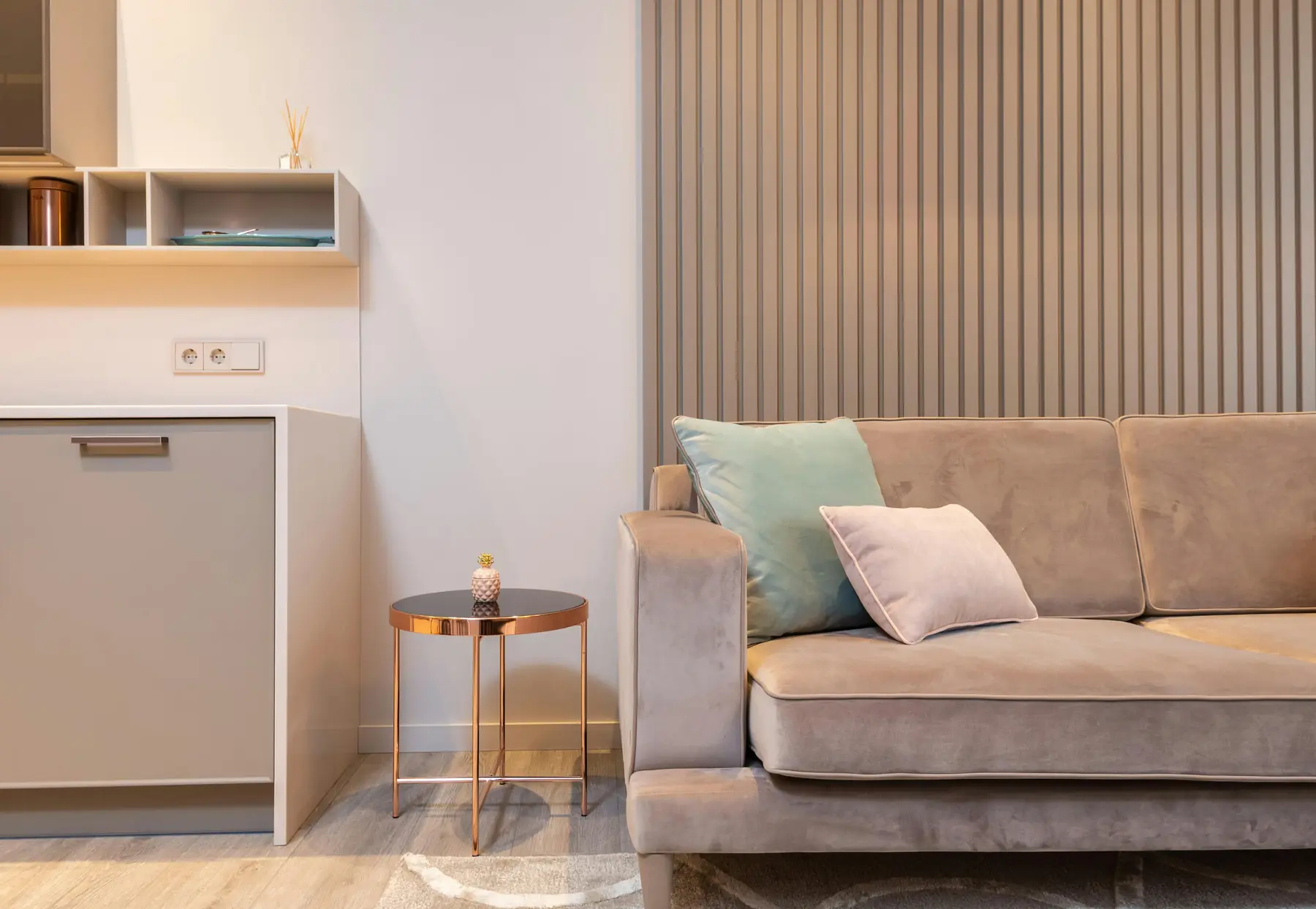 Frisch saniertes Wohnzimmer mit Samtsofa und Lamellenwand – Der Zustand, in dem sich ein Objekt von selbst verkauft