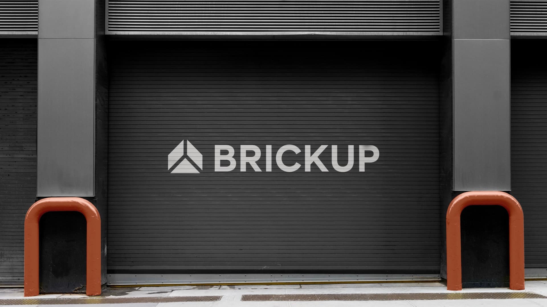 BrickUp-Logo an einem großen Stahltor – Sanierung als Handwerk